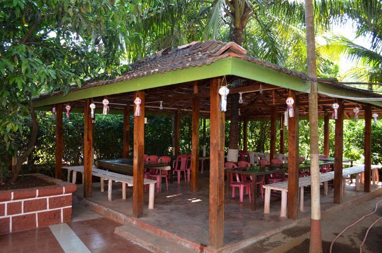 Nisarg Resort Guhāgar 外观 照片